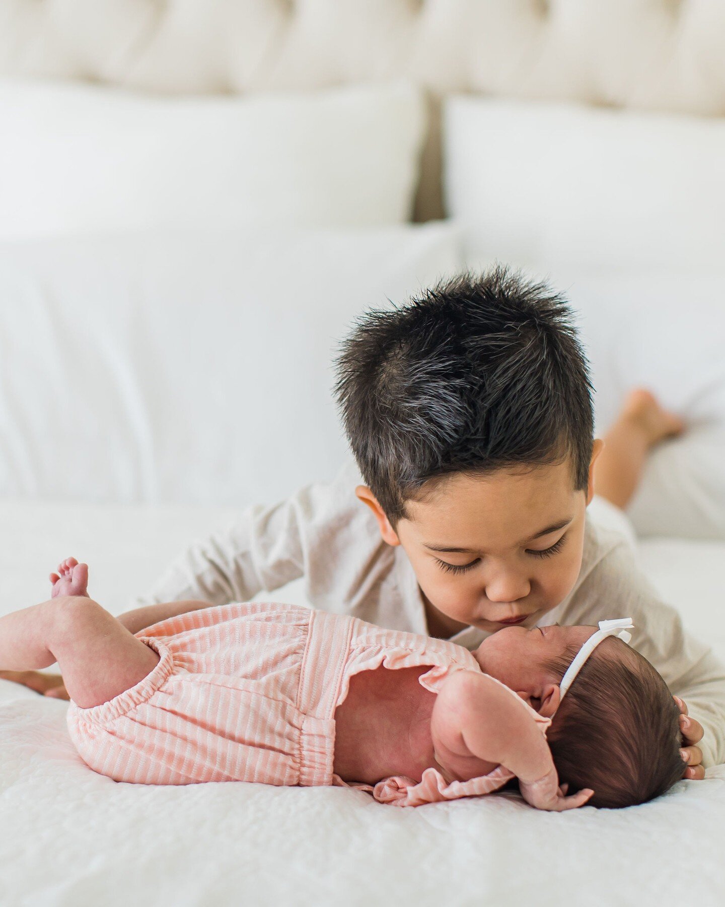 That sweet moment when you know your family is complete❤️ I LOVE seeing big brothers / big sisters meeting a new baby for the first time. Such a sweet moment